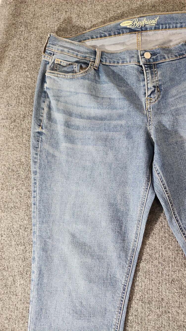 Old Navy Boyfriend Mid-Rise Light Wash Denim Jeans Size 14 Regular - Picture 10 of 12